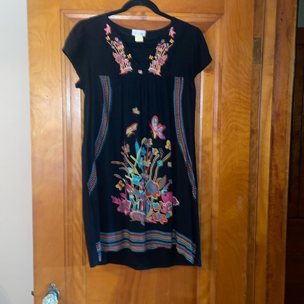 Francesca’s black imprinted tunic/dress; sz large; flutter sleeves